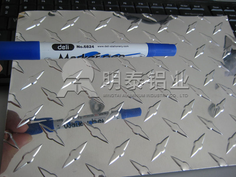 3003-H22花纹铝板_工具箱用指针型花纹铝板多少钱一吨？